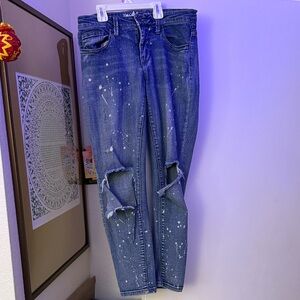 Trendy Distressed Ankle Jeans in Classic Blue